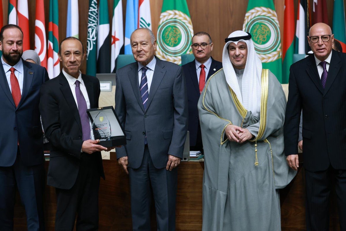 tareqalali67's tweet photo. نبارك لوزارة الإعلام فوز #تلفزيون_الكويت بجائزة التميّز الإعلامي لعام 2025، وكل الشكر والتقدير لوزير الإعلام والثقافة ووزير الدولة لشؤون الشباب عبدالرحمن المطيري على تكريم الفايزين ودعمه المتواصل للإعلام الكويتي.

كما نبارك لوكيل وزارة الإعلام الدكتور ناصر المحيسن، والسيد تركي المطيري الوكيل المساعد لقطاع الإذاعة والتلفزيون، وللمدير العام لتلفزيون الكويت بدر الدعي.

والجائزة كانت عن أفضل تقرير تلفزيوني من إعداد: آلاء باقر
تقديم: شموخ
مونتاج: عزيز عجيل
وإخراج: أحمد السعيد.

@AbAlghanaim 
@MOInformation