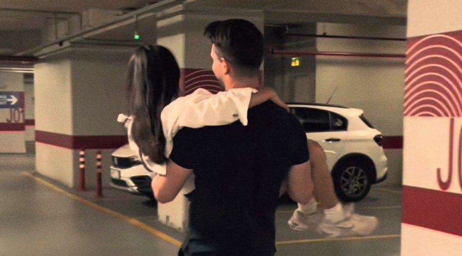 وسلام عليها 

     وعلى وجنتيها 

         وعلى كل مالامسته يديها 

               وعلى كل ماض وأت أليها  🕊️ ❤️

#بوح_قلم 
#حرف_من_ذهب