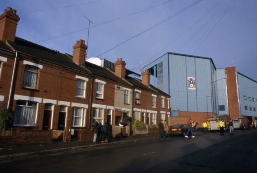 SkyBluesExtra's tweet image. 🏟️ | Anyone remember the walk past Swan Lane? #PUSB