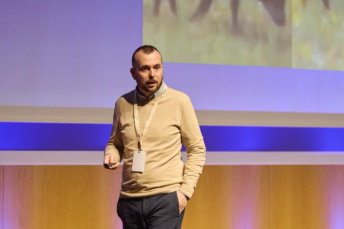 plainconcepts's tweet image. ¿Qué pasa si el próximo salto de la IA no es crear más, sino entender mejor?
De visión por computador a 3D inteligente, exploraremos cómo las máquinas perciben el mundo sin invocar un datacenter del tamaño de Mordor.  

¡@carnero lo ha contado en el #STechDay2025bcn!🤲🏼