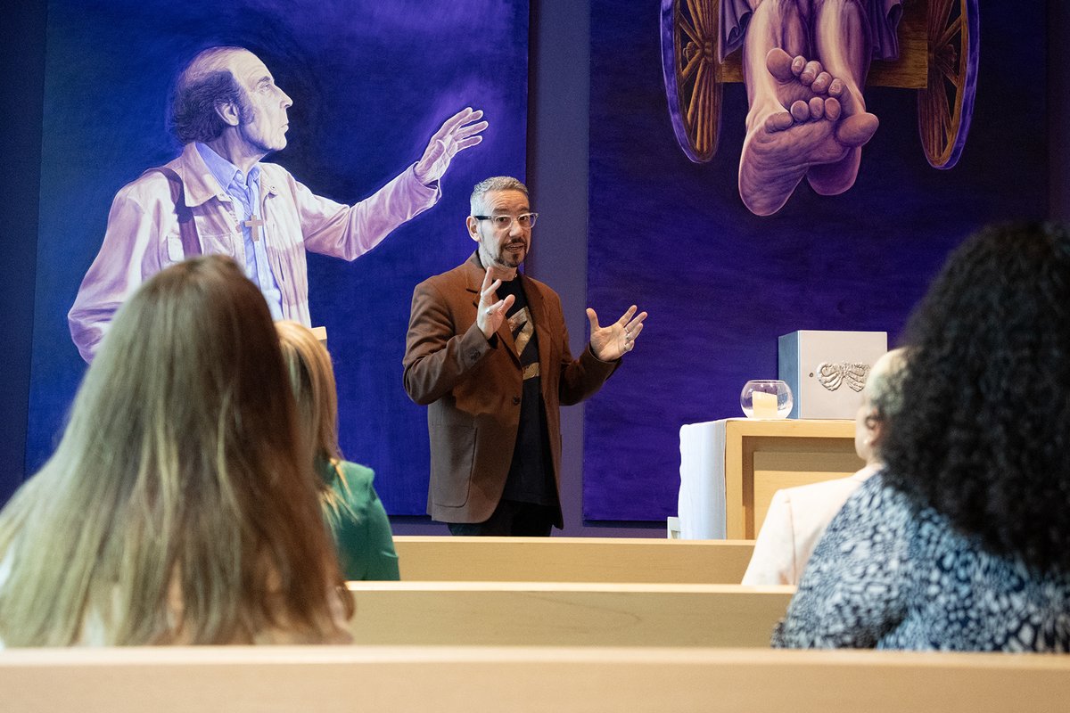 🔊La actividad incluyó una visita guiada por la Capilla del Encuentro, liderada por <a href="/LeandroGomezG/">Leandro Gómez</a>, director de la carrera de Artes Visuales y artista responsable de las obras que visten dicho espacio.
