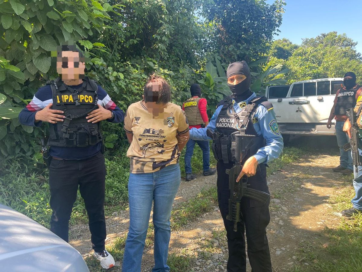 DIPAMPCOHN's tweet image. #Preliminar 

Con un AK-47, #DIPAMPCO captura a mujer miembro de la Mara MS-13 en Atlántida

#OperaciónEnDesarrollo