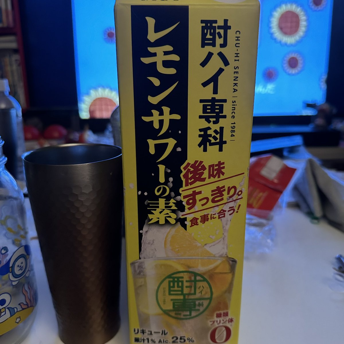 boko0615's tweet photo. 具合悪くて昼間寝てたから全然眠くなくて酒カス御用達みたいな酒飲んでる。
はじめ美味しくなかったけど、なんか普通に飲めるようになってきた、なんで？笑 https://t.co/cNcSqJKspv