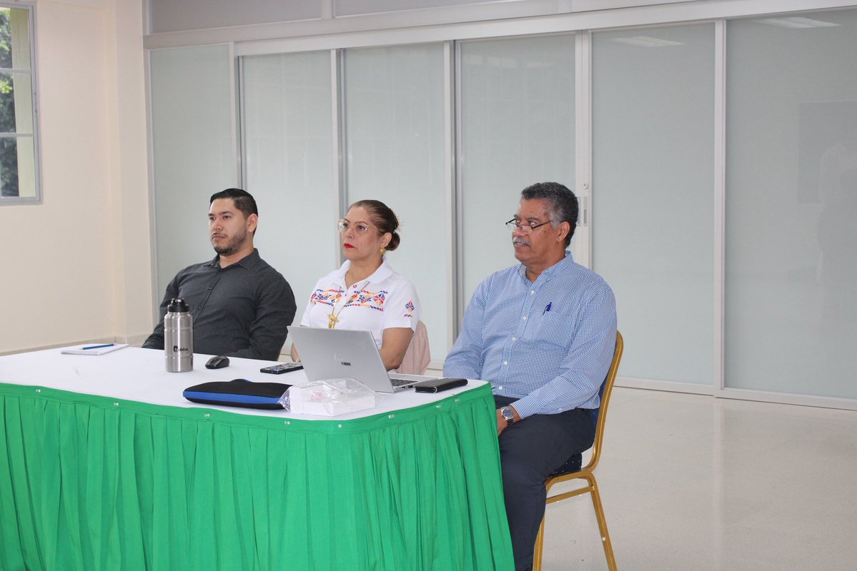 utpfisc's tweet image. El 26 de noviembre, Epedrín Flores, estudiantes de la FISC, presento su Trabajo de Graduación (Práctica Profesional) proyecto, titulado “Apoyo en la migración de la infraestructura de Red y Sistemas de una de las sucursales de Petroautos, S. A.”