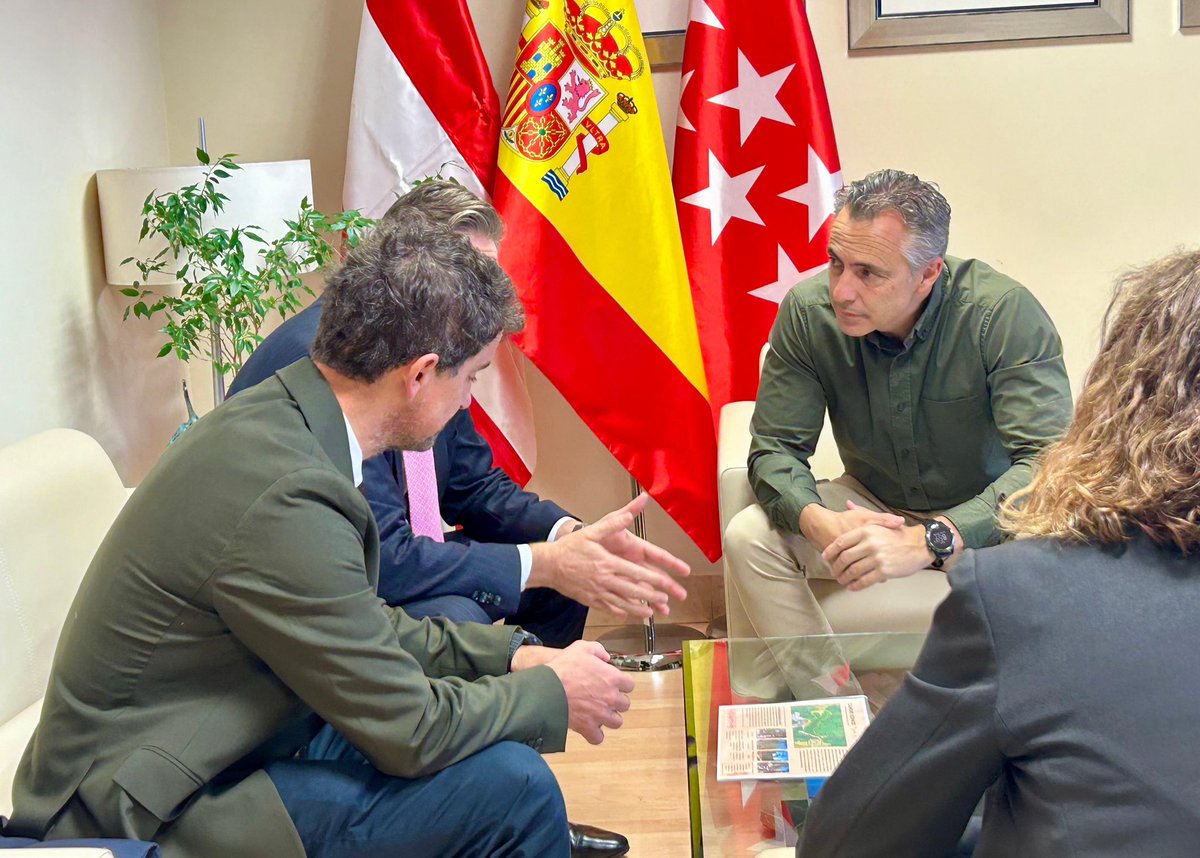 CarlosNovilloPi's tweet photo. Avanzando en la organización del centenario del Camino Schmidt junto al Embajador de @AUSTRIAinSPAIN y el Secretario del Club Alpino Austriaco.

Una celebración que se desarrollará para conmemorar los 100 años del sendero de montaña que transcurre entre el  puerto de Navacerrada y el valle de la Fuenfría como parte además de los eventos que protagonizarán el Año del Medio Ambiente 2026 en la @ComunidadMadrid.