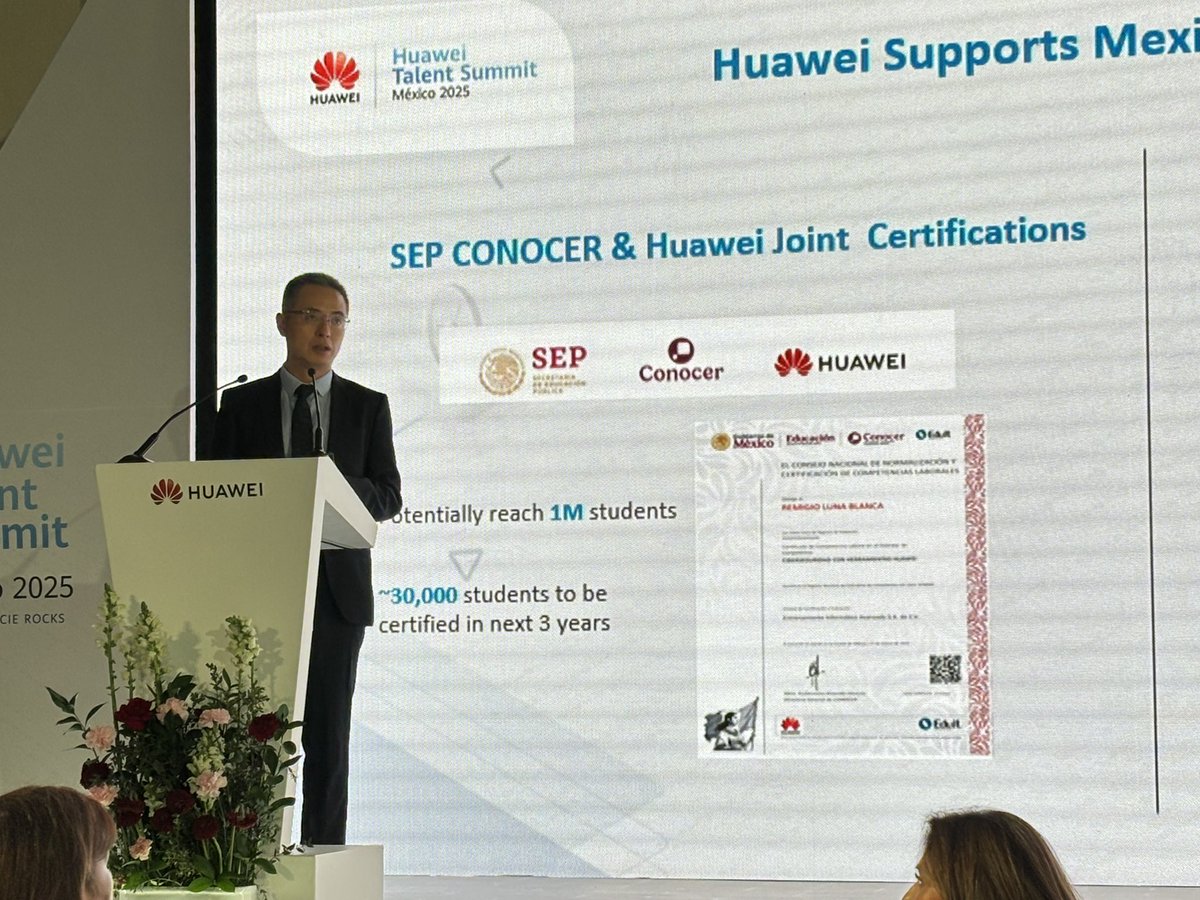 Arrancamos el Huawei Talent Summit México 2025 con la bienvenida del CEO Liu Jiude, quien presentó los programas que impulsamos junto a partners y universidades.

En los próximos 3 años apoyaremos a 50,000 estudiantes, 50,000 developers y más de 200 graduate recruitments. 📚