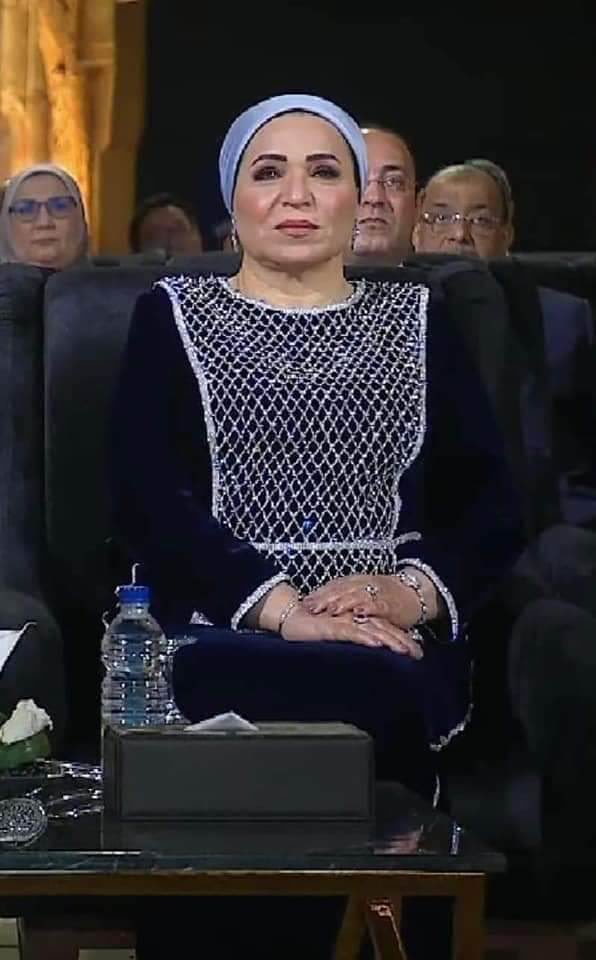 يا ريس بص للمدام بس، دا لو في عيل صغير تايه احتمال نلاقيها بلعته