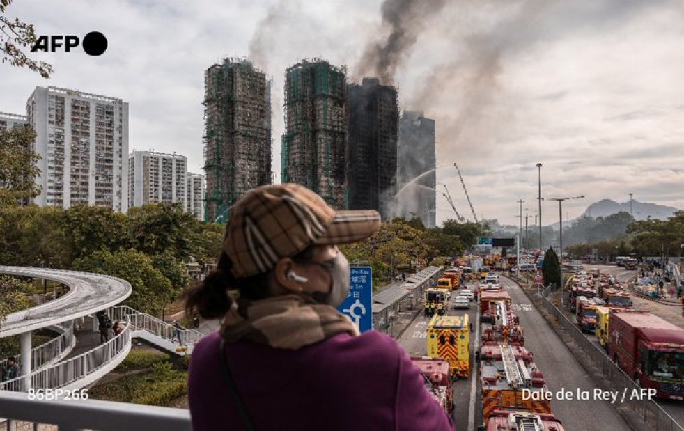 AlertaNews24's tweet photo. 🇭🇰 | URGENTE: Ascienden a 83 los muertos y más de 300 los desaparecidos por enorme incendio a un bloque de departamentos en Hong Kong. https://t.co/IZS5TLIgUw