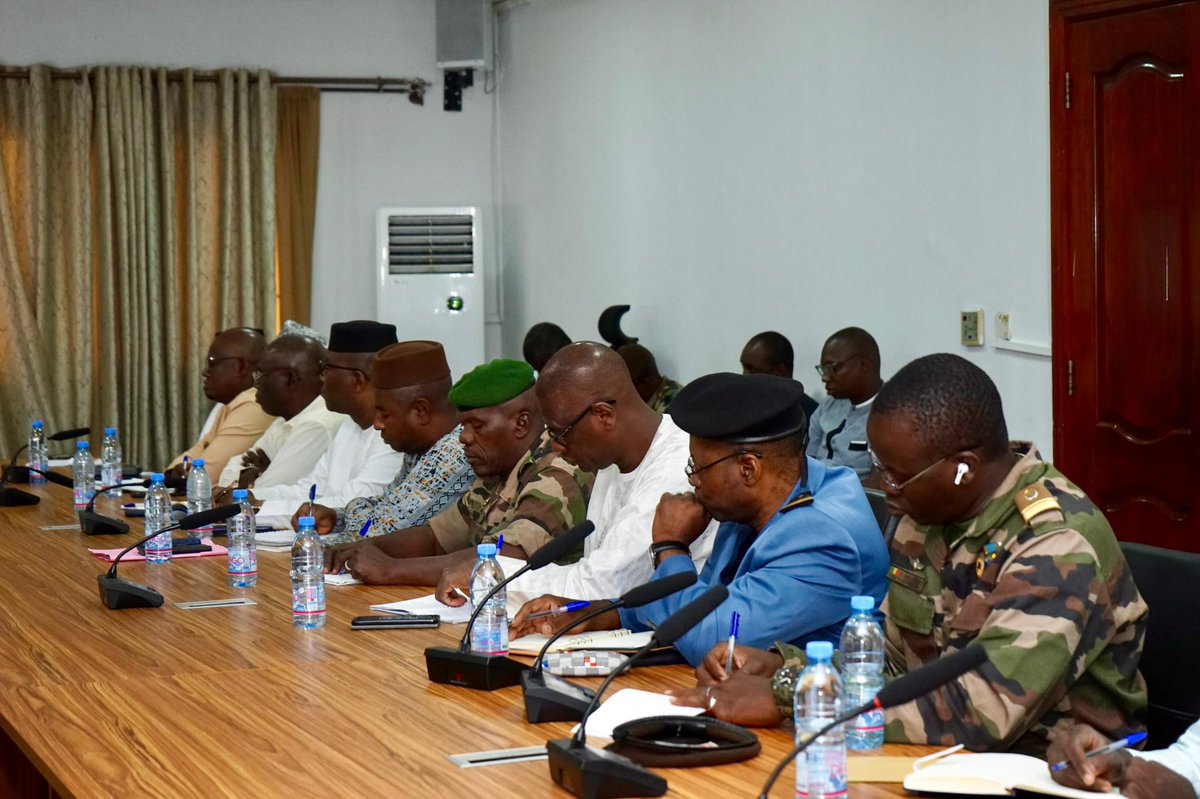 Approvisionnement hydrocarbures: le Gouvernement et les opérateurs pétroliers consolident les résultats 

Le Ministère de l’Industrie et du Commerce, Monsieur Moussa Alassane DIALLO a présidé ce jour jeudi 27 Novembre 2025, la 7ᵉ rencontre hebdomadaire avec les acteurs du GPP et