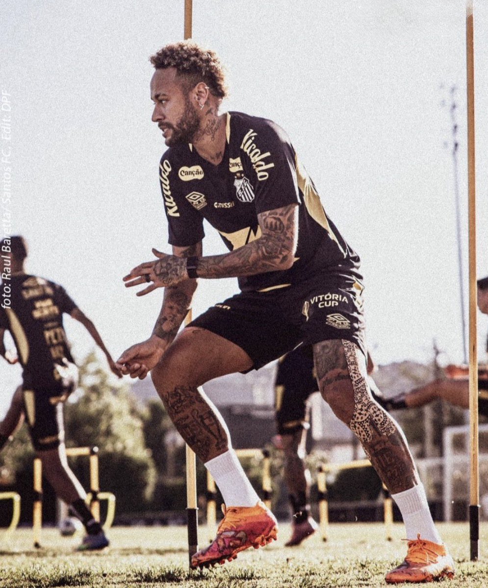 BrasilEdition's tweet image. 🚨🚨🚨ESPN BRASIL:

Neymar will SACRIFICE himself in the match against Sport 😳

A critical fixture for Santos in their battle against relegation. 

He will take injections to help deal with the swelling/pain in his knee. 

Doctors advised against this ❌
