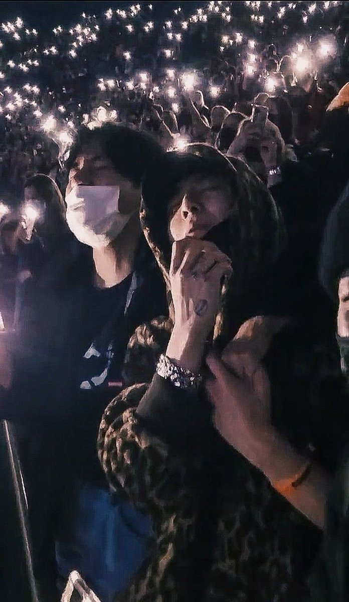 taevk21's tweet photo. "they look like they’re soft-launching their relationship and expecting us not to notice"
🥴😏 https://t.co/rnZXhdUPxg