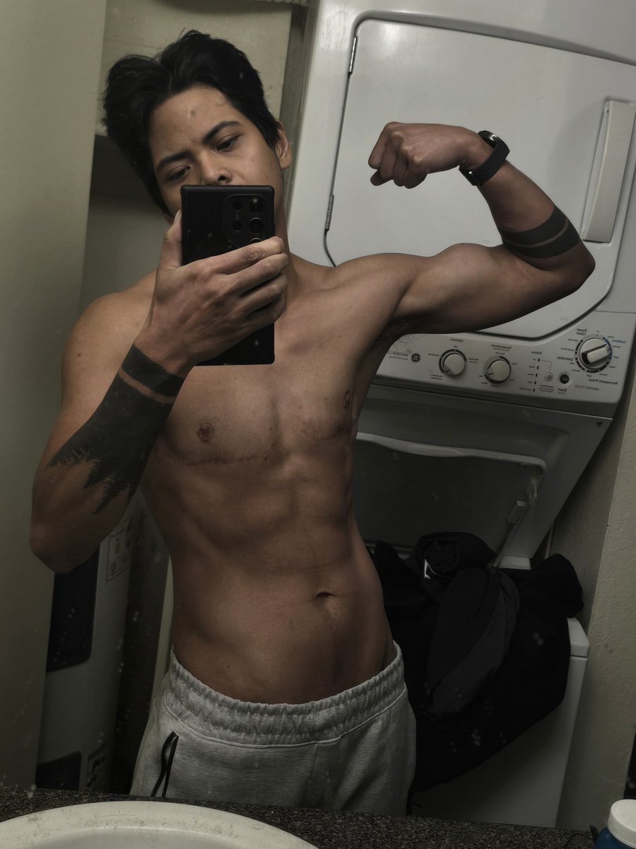 AlphaBottomFTM's tweet image. Guys, my back day exercises are 13lbs lighter than I currently weigh 😅