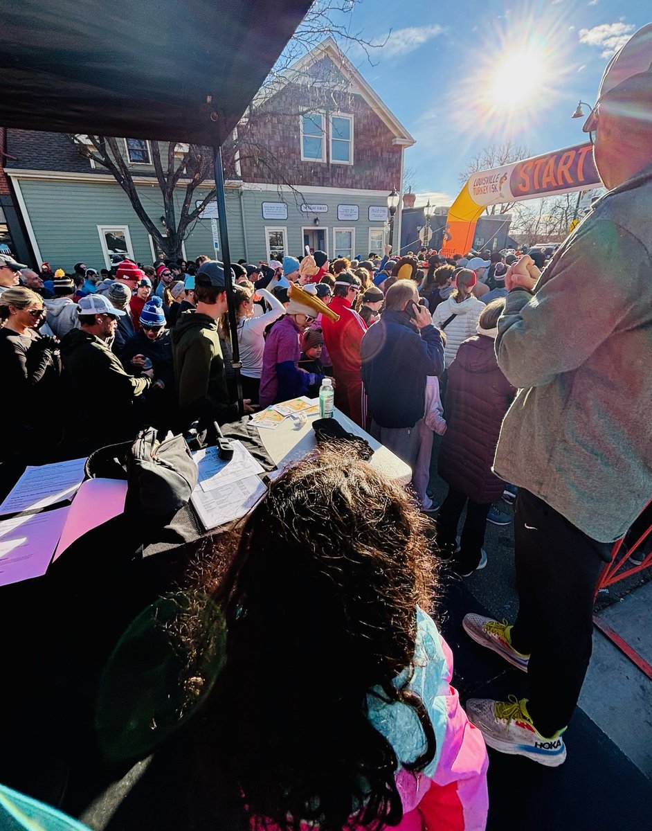 RepJoeNeguse's tweet image. Grateful to start the day cheering on thousands of our neighbors at the annual Louisville Turkey Trot! 

Wishing you and your families a Happy Thanksgiving! 🥧 🦃 🍂