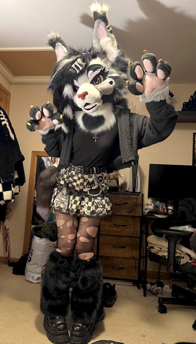 Lil scene girl ~🖤🤍