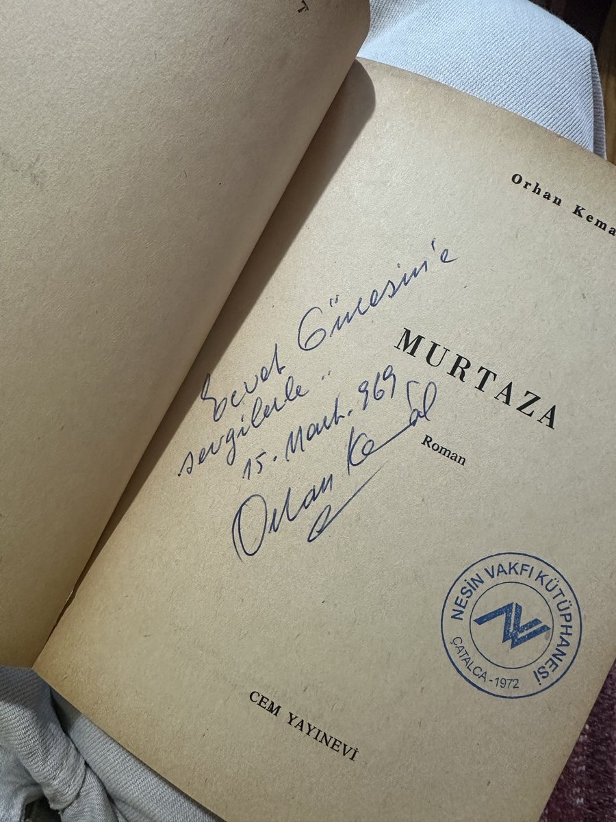 Twitter hatıra defterine anı:

Yıllarca imzalı kitapları abarttıklarını düşündükten sonra elime Orhan Kemal’in kitabı geçince ona Frodonun yüzüğüne davrandığından beter saygı göstermiş olabilirim. Benim olmasan da seni okumuş olduğum için çok şanslıyım kıymetlimisss❤️