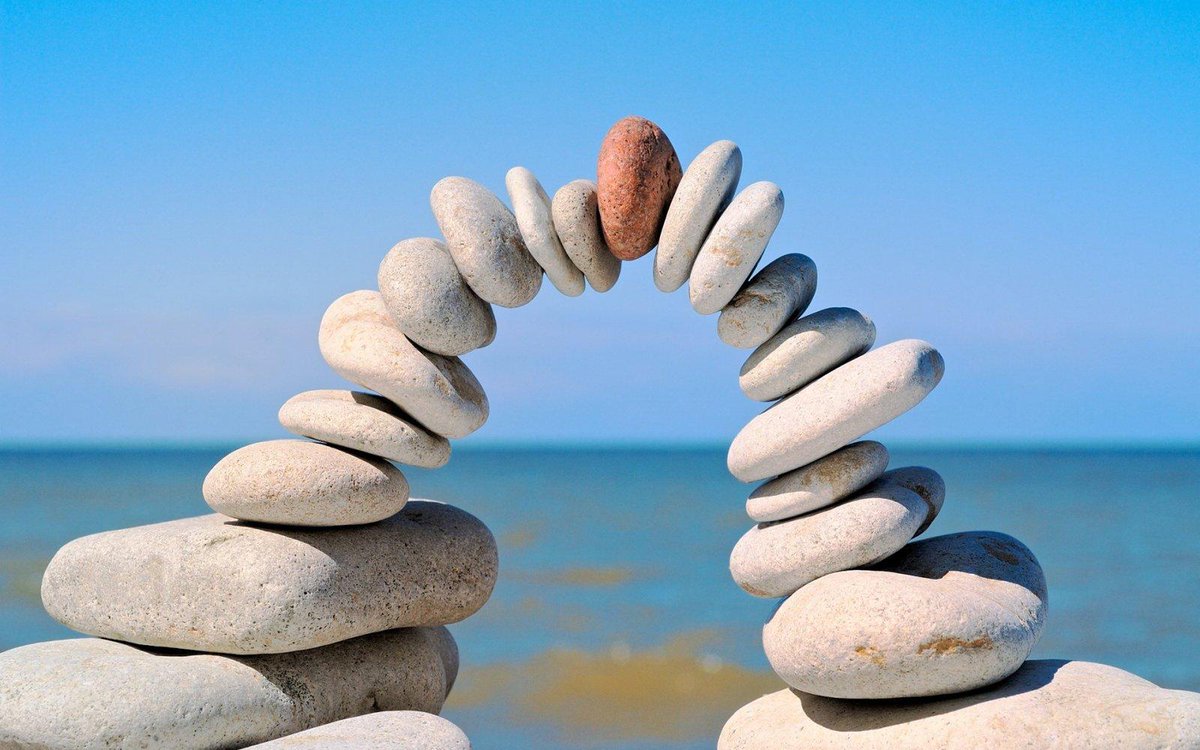 1. Vet aquí la publicació de #boncatalà del 27 de novembre. Serà un enfilall de dues unitats:

Hauríem d'usar més l'adverbi ENJÒLIT. Té aquests significats:
a) Sense govern, aplicat a una nau (també podem dir, 'a la deriva').
b) Sense suports, en perill de caure.

I modernament,+