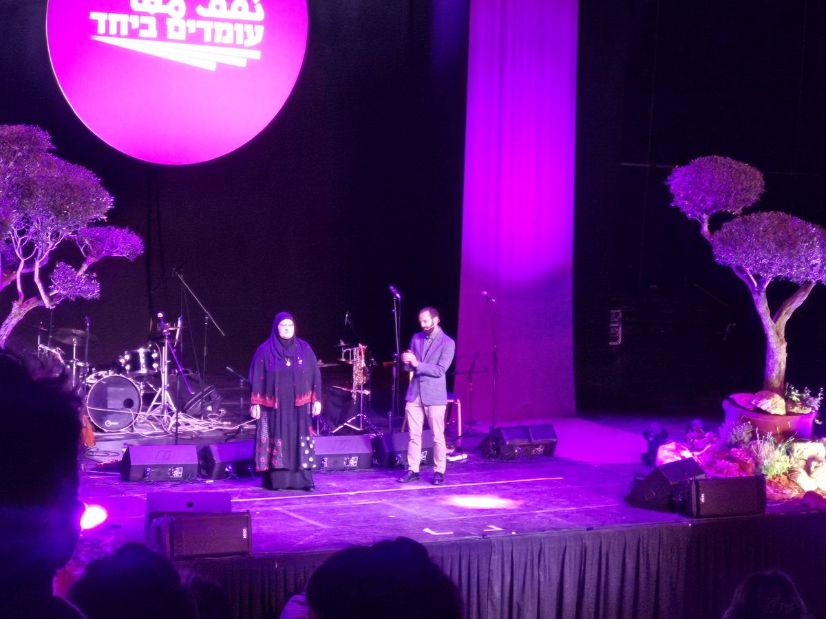 idit_lev's tweet image. הבוקר התחיל עם השימוע ל"אשה לאשה" בעיריית חיפה,
המשיך בעבודה עם רבנים ורבות באירופה, אמריקה הלטינית וישראל,
ומסתיים בחגיגת העשור של "עומדים ביחד".
זכות גדולה להיות מהמיסדות של התנועה. 
כשיש מאבק יש תקווה!