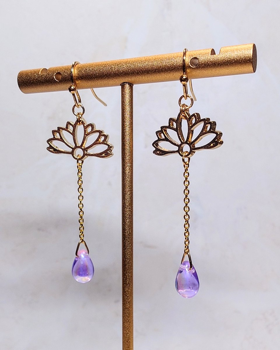 ringco5103's tweet image. スペでお話しながら作ったナゴヤイメージのピアス。
蓮の花の下にシンプルに1本チェーン、そしてオーロラパープルのチェコビーズ。
どうかな💦
ナゴヤイメージになっとるかな💦