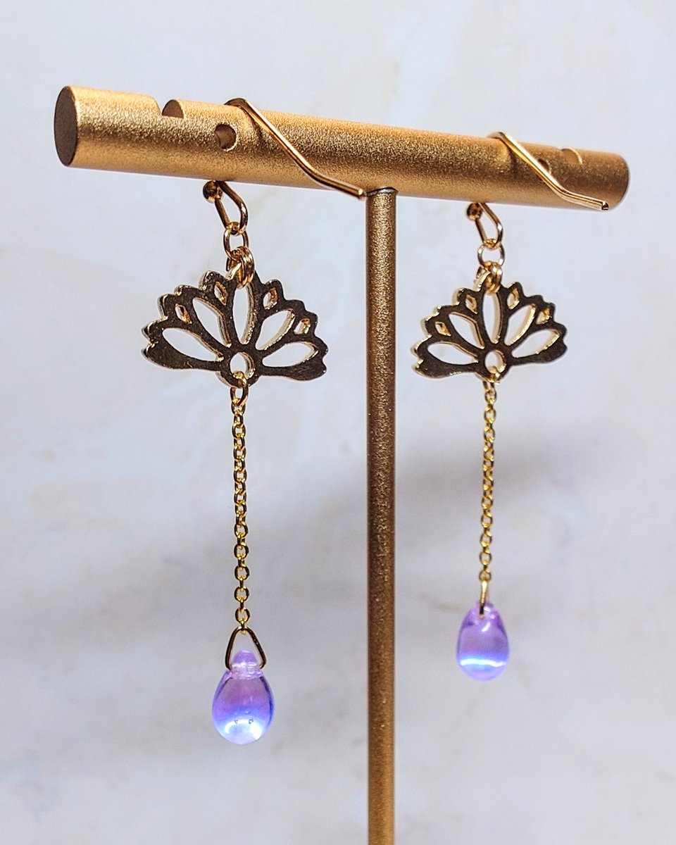 ringco5103's tweet image. スペでお話しながら作ったナゴヤイメージのピアス。
蓮の花の下にシンプルに1本チェーン、そしてオーロラパープルのチェコビーズ。
どうかな💦
ナゴヤイメージになっとるかな💦