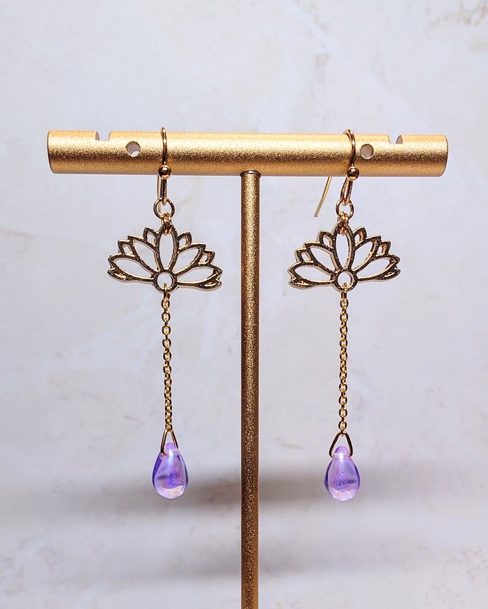 ringco5103's tweet image. スペでお話しながら作ったナゴヤイメージのピアス。
蓮の花の下にシンプルに1本チェーン、そしてオーロラパープルのチェコビーズ。
どうかな💦
ナゴヤイメージになっとるかな💦