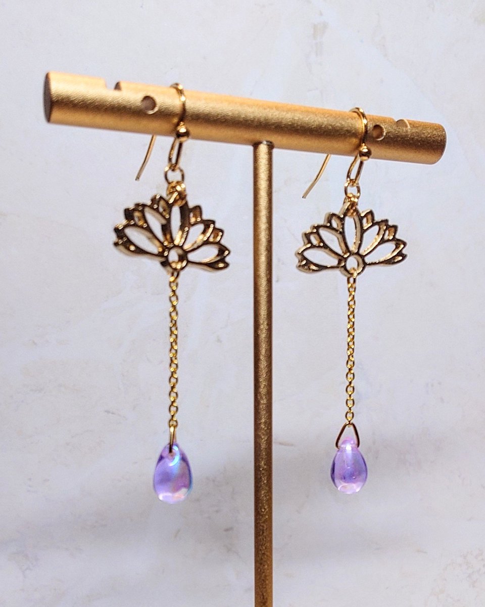 ringco5103's tweet image. スペでお話しながら作ったナゴヤイメージのピアス。
蓮の花の下にシンプルに1本チェーン、そしてオーロラパープルのチェコビーズ。
どうかな💦
ナゴヤイメージになっとるかな💦