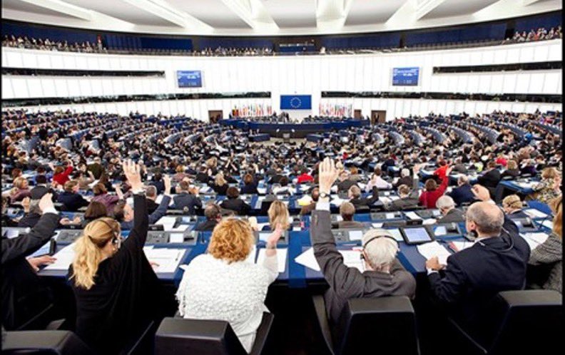 🚨⚡️ BREAKING:

Het Europees Parlement heeft zojuist gestemd voor een verbod op sociale media voor mensen jonger dan 16 jaar.

483 EP-p's stemden voor, terwijl 92 tegen stemden. So what? Is toch voor hun veiligheid? Mis poes. 

Hoe gaan ze weten hoe jong / oud ze zijn?