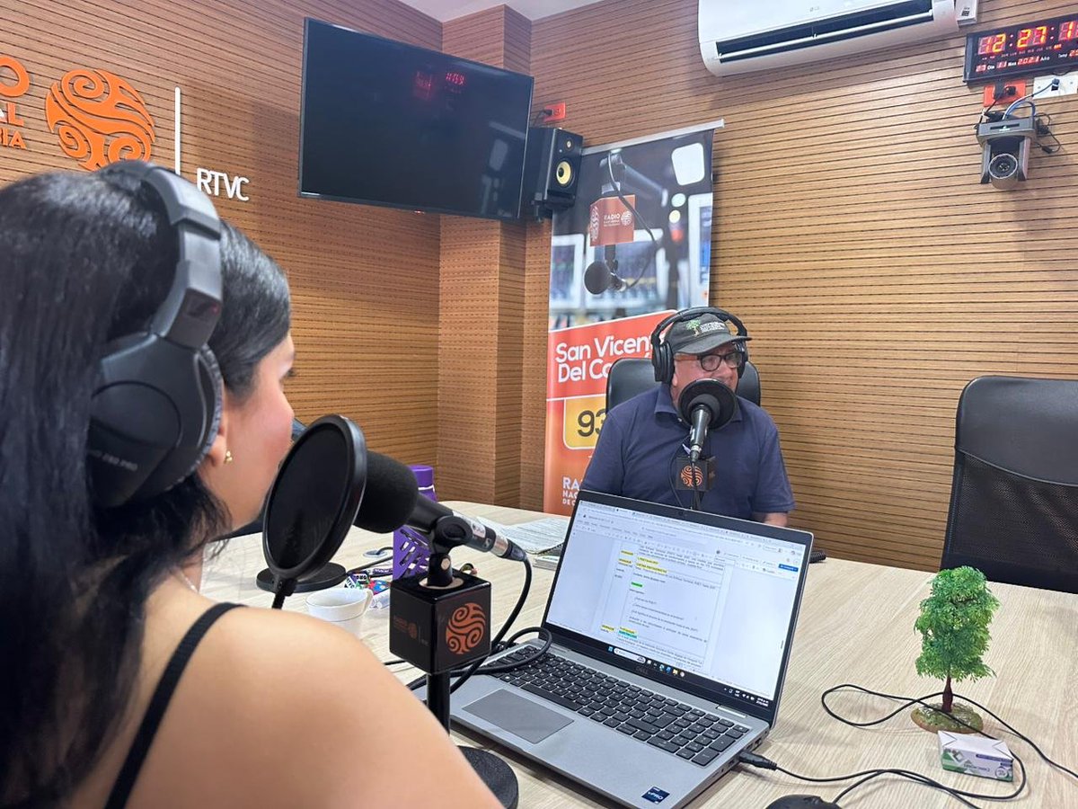 RadNalCo's tweet photo. #Regiones 🗞️ | En el informativo Meridiano 90, desde la Emisora de Paz de San Vicente del Caguán 93.3 fm conversamos con Jesús Arcenio Rojas, líder social e integrante de la Mesa Comunitaria PDET de este municipio. 

🗣️ Rojas explicó el anuncio del Gobierno Nacional sobre la ampliación de los Programas de Desarrollo con Enfoque Territorial (PDET) hasta el año 2037, una medida que permitirá fortalecer las acciones de transformación y acompañamiento en los 170 municipios más afectados por el conflicto armado.