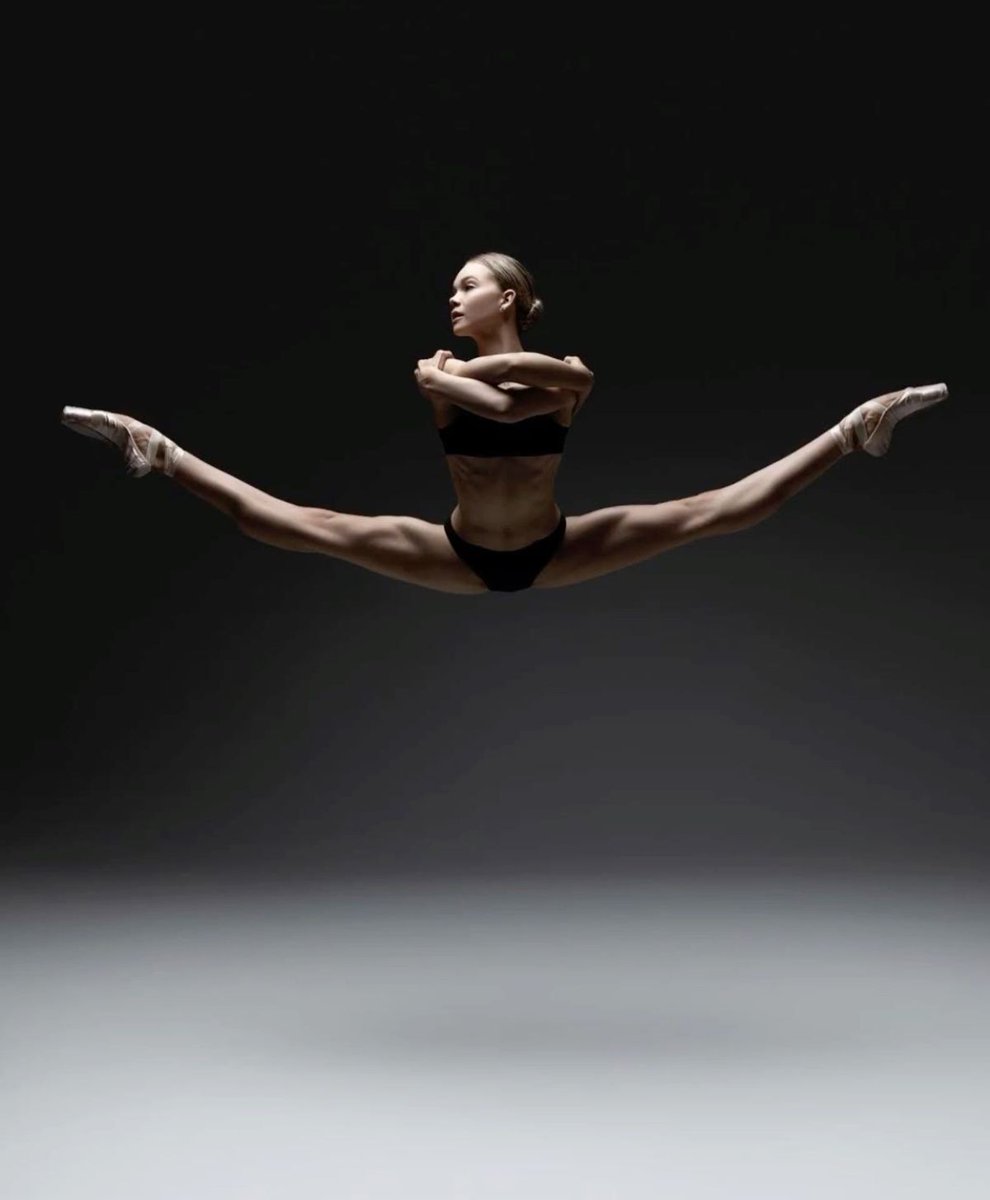 sameertechs's tweet photo. She splits the air like a forbidden letter torn open mid-flight, pain and pleasure bleeding the same ink across the dark. #ballet #balletdancer #ballerina #dance #grandjete #splitleap #pointe #pointeshoes #flexibility #strength #balletphotography #balletlife #instaballet #grace https://t.co/hQlUTj4TGI