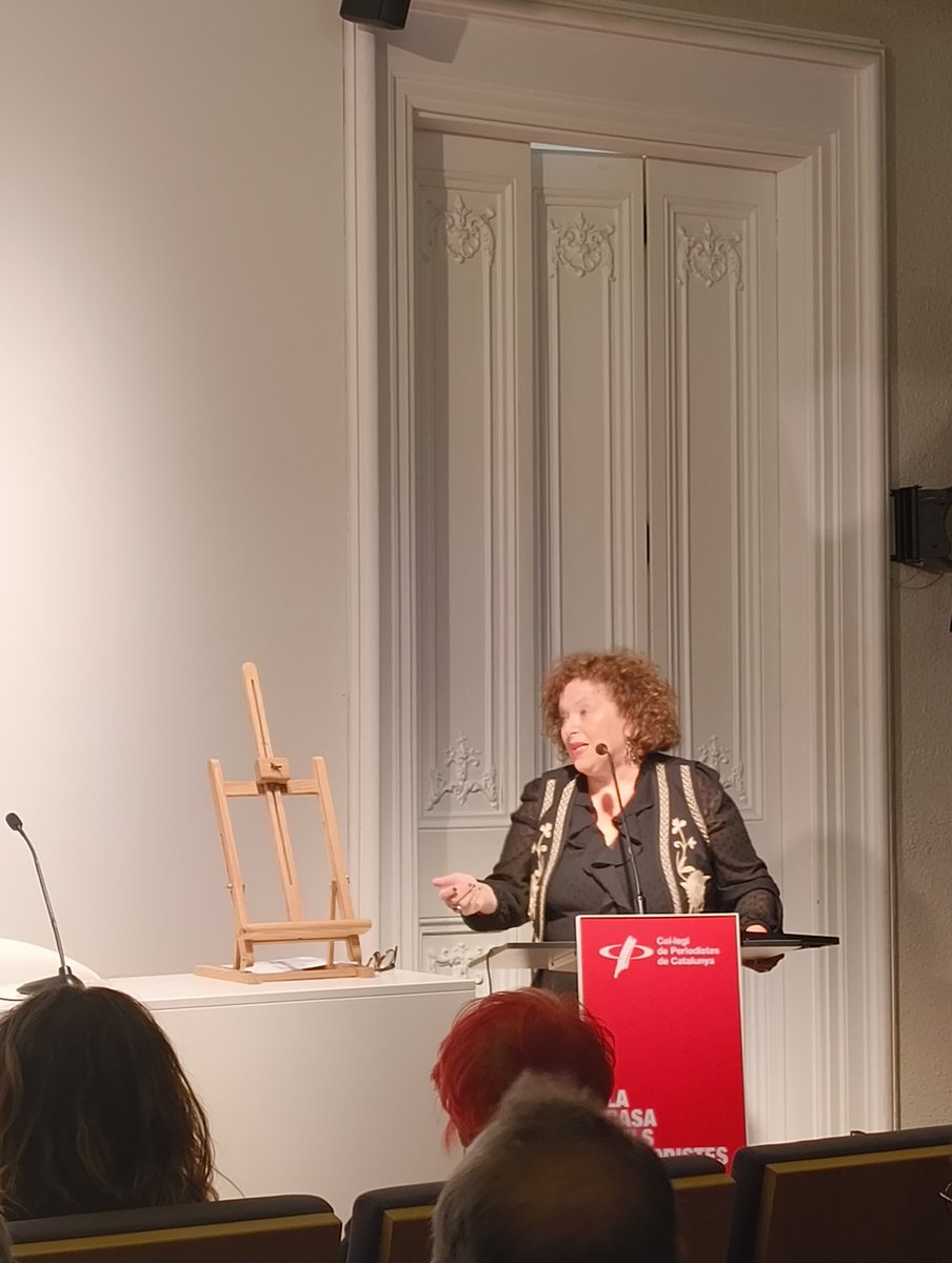 Norma Nebot i Cristina Mora, de l'associació periodística <a href="/foradequadre/">Fora de Quadre</a> i Gely Ariza, germana d'<a href="/almuariza/">Almudena Ariza</a>, recullen els seus premis al XXè Memorial Joan Gomis de Periodisme Solidari.