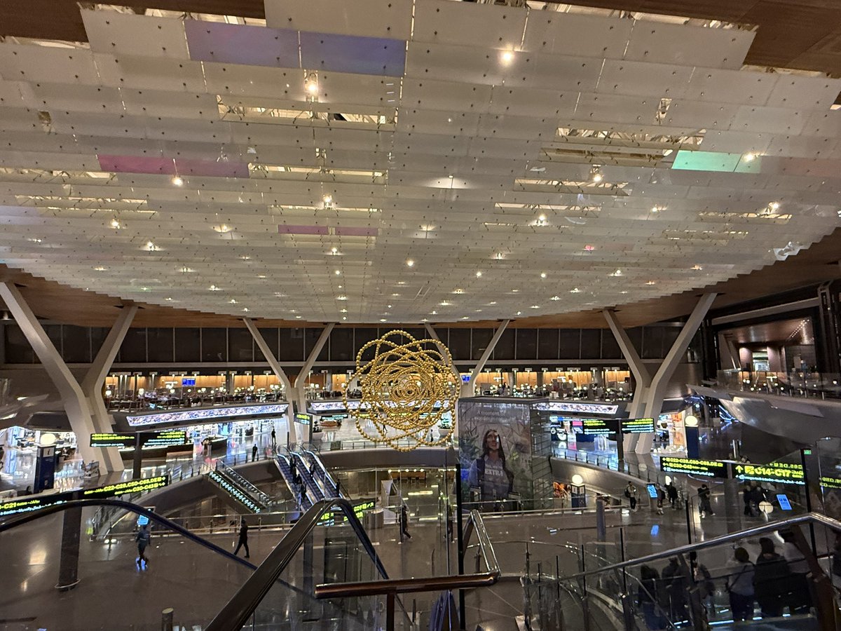 HIGASIDAI's tweet image. バルセロナへ向かう途中、カタールのドーハ空港にトランジットで立ち寄りました。
その、ゴージャスな雰囲気に圧倒されました。

#ドーハ・ハマド国際空港　#東大源