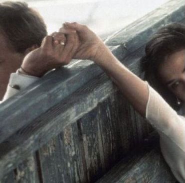 علمني إن الشعور اللي لغيري حرام
ولا تغير مكاني و اختلف موضعي 

أتعبني الخوف والتفكير والإهتمام 
قل للظنون .. إطمئني وأيقني واسمعي

طبطب على قلبي المنهك وزدني غرام
إحضن يديني وخذني لك ولم أذرعي

 علمني إني بصدرك رغم كل الزحام
وحدي تسيّدت في قلبك وقلبك معي