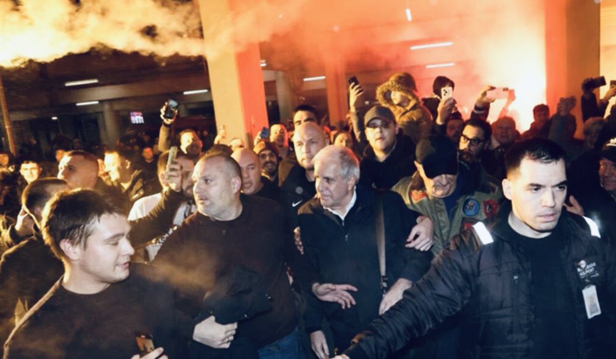 manos_1908's tweet image. Κάποιους τους κυνηγούσαν και τους προπηλάκιζαν.
Αυτόν, τον έναν και μοναδικό, κάνουν τα πάντα για να τον κρατήσουν.
Η διαφορά του GOAT από όλους τους άλλους…
☘️ #paobc #paobcaktor