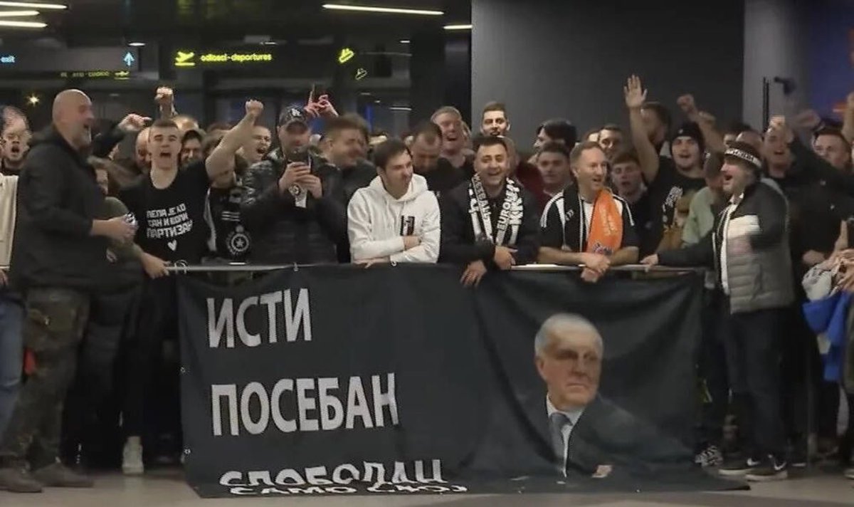 manos_1908's tweet image. Κάποιους τους κυνηγούσαν και τους προπηλάκιζαν.
Αυτόν, τον έναν και μοναδικό, κάνουν τα πάντα για να τον κρατήσουν.
Η διαφορά του GOAT από όλους τους άλλους…
☘️ #paobc #paobcaktor