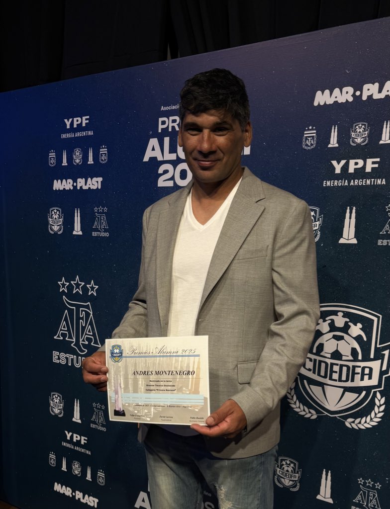 sebavisca's tweet image. Antes de asumir cuestionaron su continuidad, desfilaron sucesores en la platea, sobrevivió y fue el mejor año. Lo maltrataron cuando se fue y le dijeron que &quot;excedía el presupuesto&quot;. Volvió de visitante, le pintaron las paredes del barrio y le cantaron en contra en el vestuario.