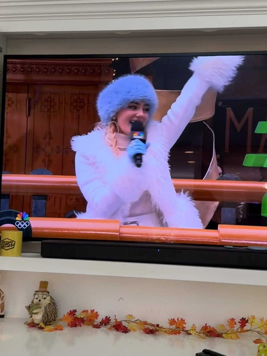 Pleasantly surprised to see <a href="/ImMegDonnelly/">meg donnelly</a> during the #macythanksgivingparade! You sing so beautifully live.
