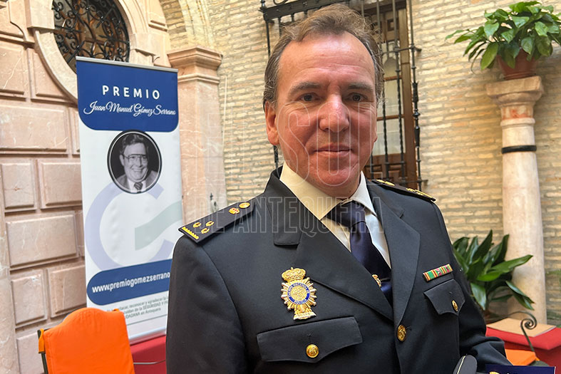 ElSoldAntequera's tweet image. 🔴📰#Antequera 🏅 #Premios #Seguridad
👉 El inspector de Policía Nacional, Juan Carlos Rico, dona los 2.500 euros del premio, a AMIDIS (Asociación de Mollina para la Inclusión de Personas con Discapacidad Funcional). 
⤵️ Todo el reportaje: f.mtr.cool/xozrjtttqt