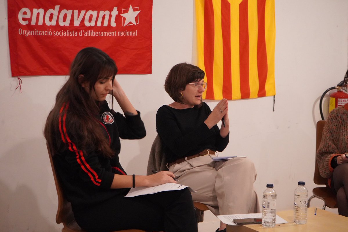 Endavant_OSAN's tweet image. 🗣️Com pot el feminisme ser un antídot contra l’extrema dreta? 

Ple a @latafaneratrs per seguir pensant i construint un feminisme a l’ofensiva amb @JordinaArnau i Carme Vivancos

“Que la desesperança no ens paralitzi perquè tenim molt més poder del que ens sembla” #UnPasEndavant