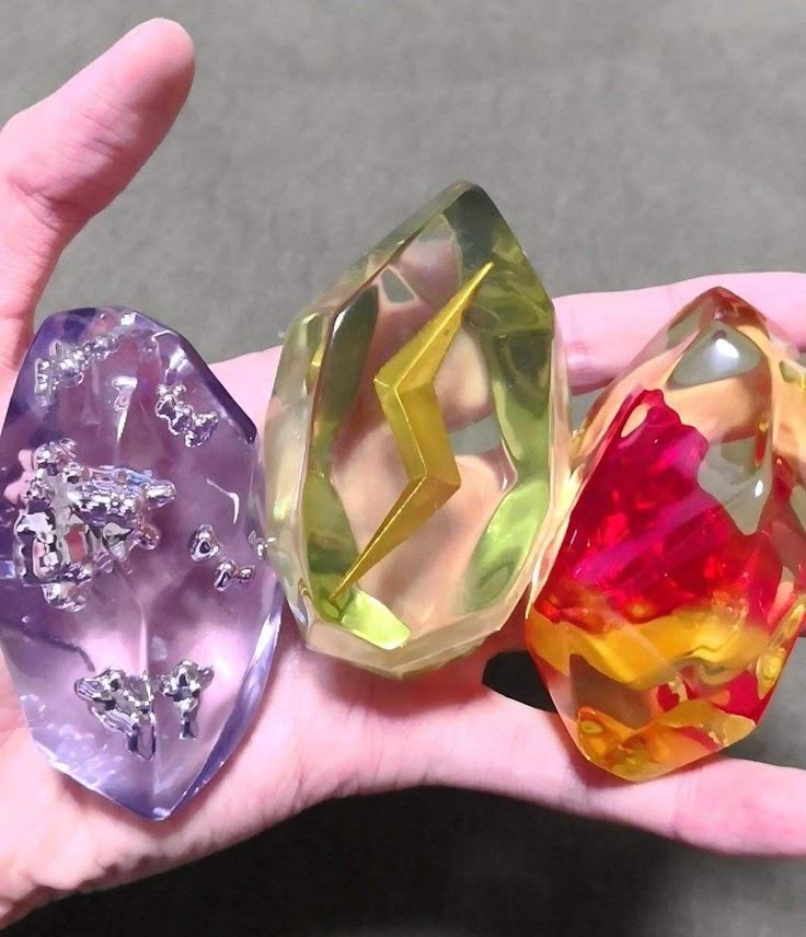 PokeDailyPost's tweet image. Water Stone, thunder stone and fire stone in real life 💦⚡🔥