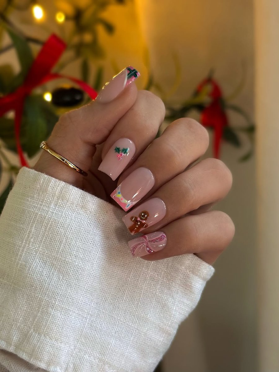 Sugar, spice and everything nice 🍬This sweet pink Christmas set was freshly baked by @gemmapope_nailartist using TGB's new Tinsel Town collection. Aren’t they just the cutest?😍
#TheGelBottle #NailArt #NailInspo #NailTech #TGBNails #NailDesigns #NailArtist