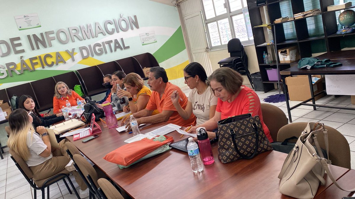 Cobaes221's tweet photo. 📚 Hoy en COBAES 22 se realizó una reunión con directivos, jefes de grupo, control escolar y docentes para atender casos especiales y alumnos en riesgo de reprobar en primer año, segundo parcial. Se acordaron acciones para fortalecer el acompañamiento académico. https://t.co/5RWvZA0Nq8