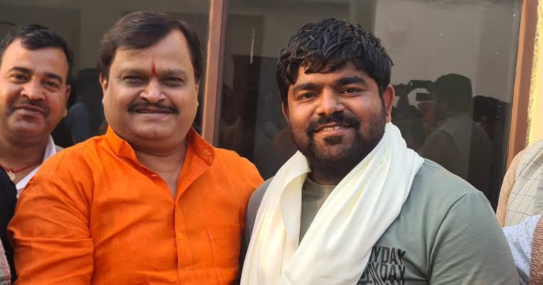 Warlock_Shubh's tweet image. Haryana CM is busy rolling out the red carpet and driving Elon Musk’s Tesla car, while our Bajrang Dal member &amp;amp; Gau Rakshak brother Monu Manesar continues to rot in jail since 2023!

Utter betrayal to hindus 💔💔💔