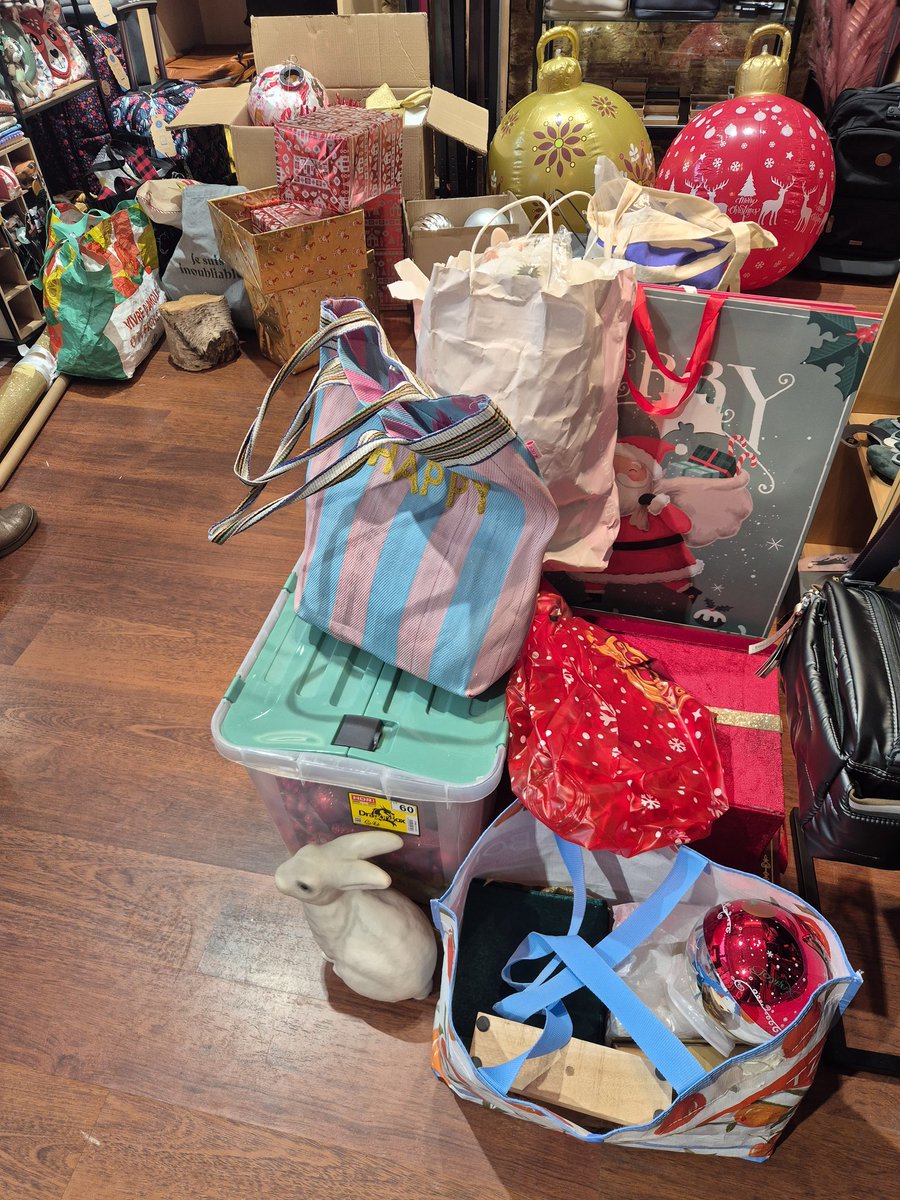 BerquerPhilippe's tweet image. Implantation des vitrines de noël par Laurence Caron visual merchandiser chez Mes Petites Vitrines pour SAS Maroquinerie Evasion #Vitrines #Boutique #Communication #VisualMerchandiser #Étalagiste #Maroquinerie #VitrineDeNoel #Etalages #Présentation #Décor