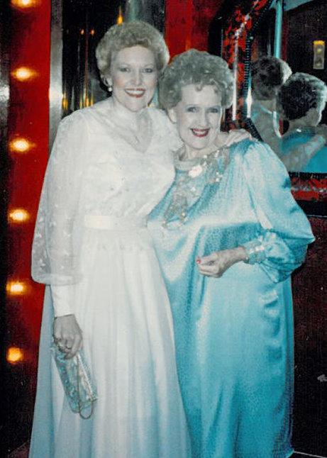 JuneHuntHope's tweet image. #ThrowbackThursday 1972

Performing at The Dove Awards! Backstage with Mom at the ceremony honoring “outstanding achievements and excellence in Christian and Gospel Music.”