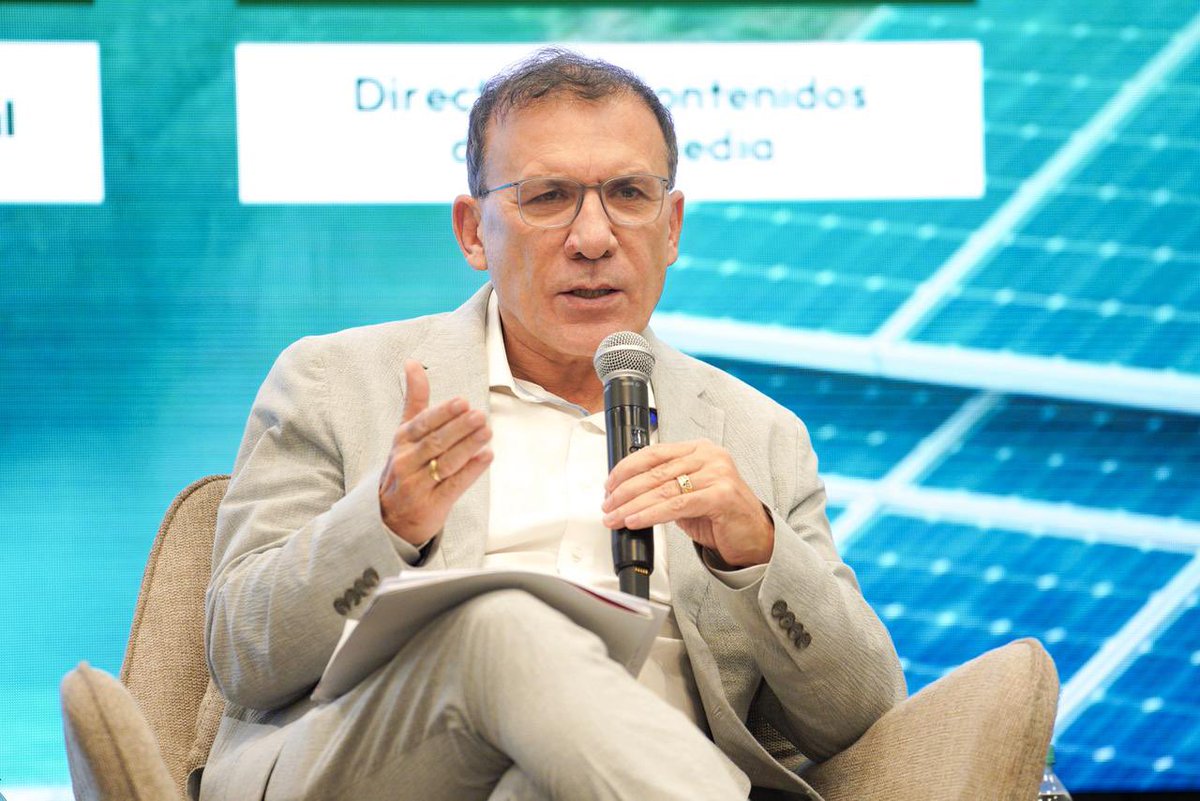 La energía en Colombia no puede seguir siendo un lujo. 💡

Tenemos recursos, tecnología y capacidad para producir más y pagar menos.💸

Mi propuesta es clara: triplicar la generación, romper monopolios y bajar el recibo a la mitad.

Es hora de que el país funcione para la