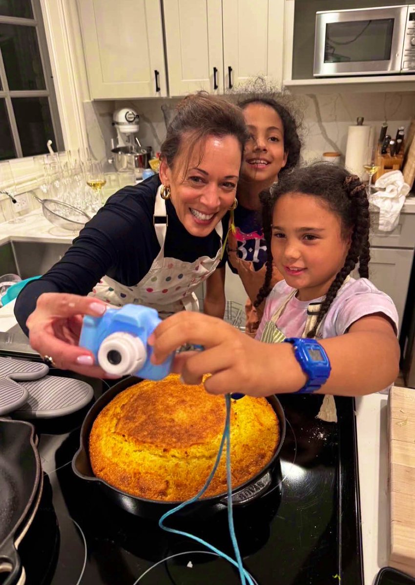 “From our family to yours Happy Thanksgiving!”

MVP <a href="/KamalaHarris/">Kamala Harris</a> with her baby nieces (@Meena’s daughters). 🥹

📸: Kamala’s tik tok.
