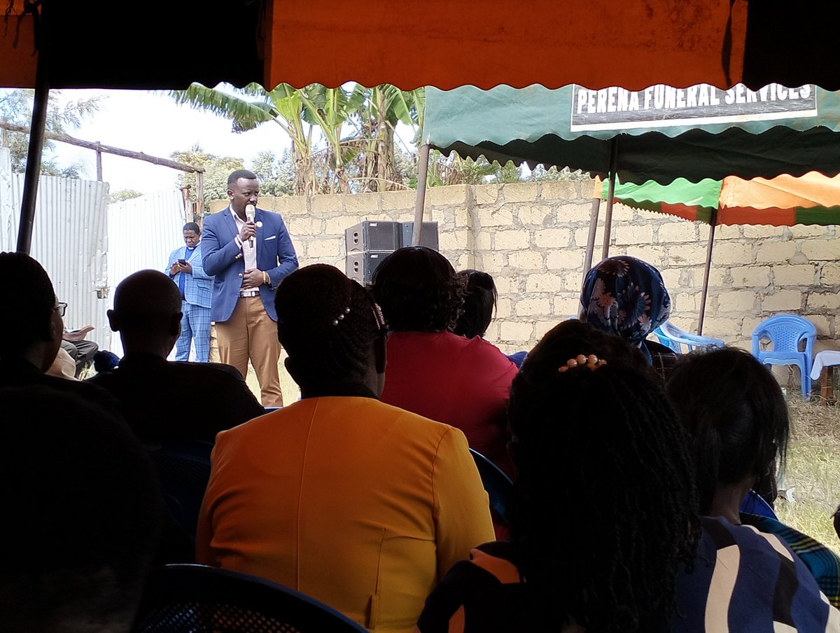 officialteamck7's tweet image. This week on Tuesday, Our Incoming Kikuyu @ClarenceKaguora (CK7) went to console the family and friends of the late Jane in Mugumo-ini, Nachu Ward.

#thekikuyump
#clarencekaguora
#caringforthecommunity
#CommunitySupport
#community