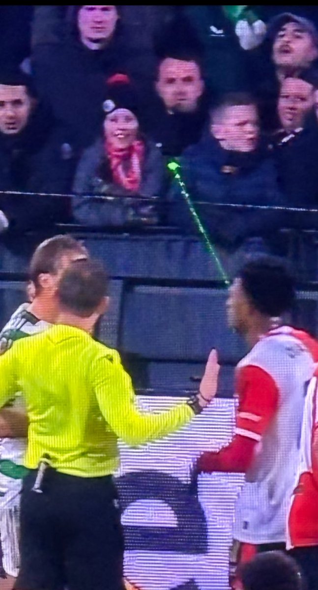 bacotje123's tweet image. #feycel hahhahaha! Het is gewoon een volwassen vent!! Hahhaha.