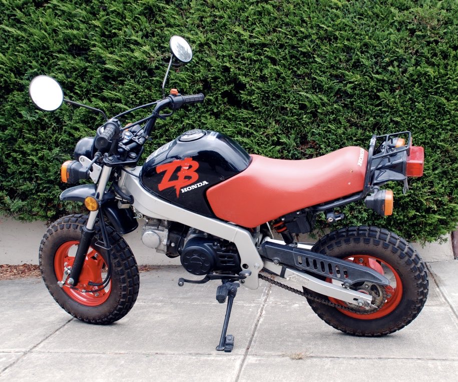 YasunoriOgawa2's tweet image. 皆さん
おはようございます！

「R」発売からほぼ1年後......
ツーリング要素を爆盛りした
ホンダ「モンキーRT」が
16万5000円で登場‼️

アップハン化にリヤキャリヤ
タイヤまで新調するなど
気合い入りまくり😅

関東限定で白タンク版が出たとか
海外では「ZB50」として売られた
とか話題満載でした🫡