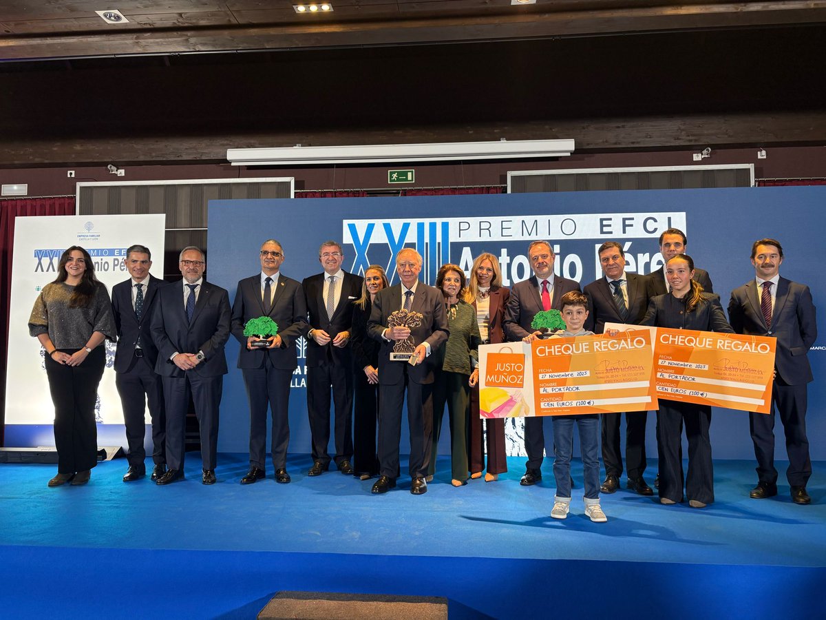 EFCyL's tweet photo. Concluye la gala de nuestro #PremioEFCL con la foto de familia de todos los galardonados . Muchas gracias a todos los asistentes y patrocinadores de esta estupenda velada @cajamar #Ungria y @aon_espana https://t.co/SSAxHjAobz