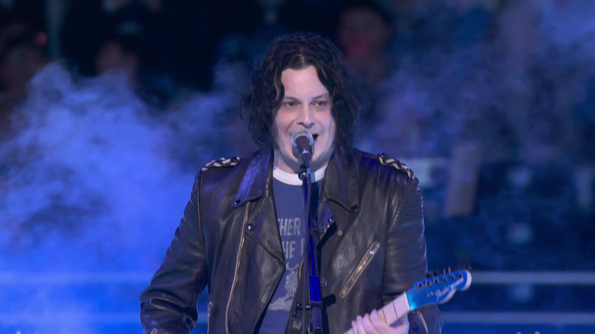 NFL's tweet image. Tune in now to see Jack White rock out on the @Lions
Thanksgiving Halftime Show stage powered by @Verizon!

GBvsDET on FOX/FOX One/Tubi 
Also streaming on @NFLPlus